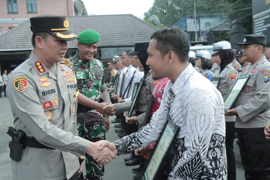 Polresta Malang Kota Beri Penghargaan Pada Polisi Masyarakat Dan